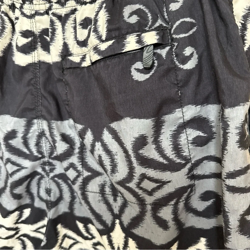 Quiksilver Men’s Size Large swim trunks TIKI board shorts BLACK elastic